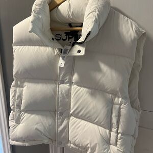 Aritzia super shorty vest in colour “oak” size medium. New. Tags still on.